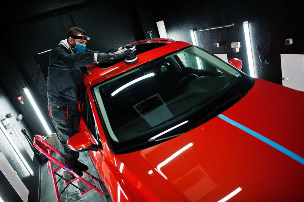 rotes auto wird poliert