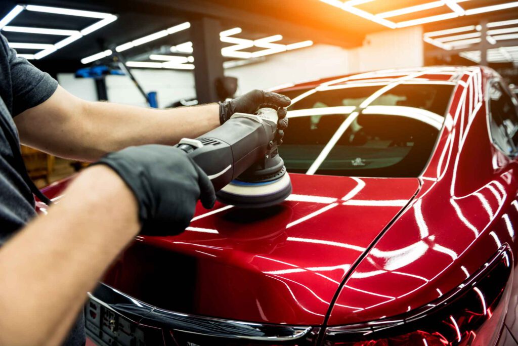 Autoaufbereitung in Düsseldorf rotes Auto polieren
