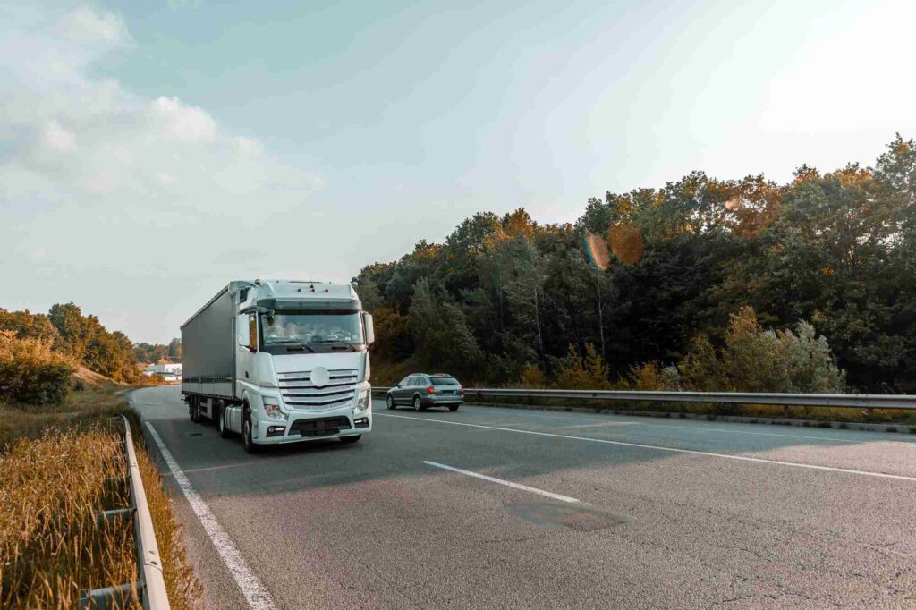 ein lkw auf der autobahn